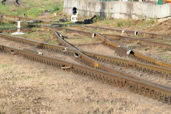 Die Schienen Und Der Pfeil Für Die Eisenbahn Die Gabelung — Stockfoto