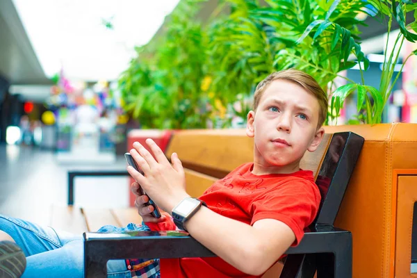 Ragazzo Con Uno Smartphone Sulla Panchina — Foto Stock