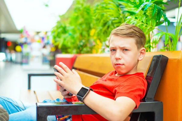 Niño Con Smartphone Banco —  Fotos de Stock