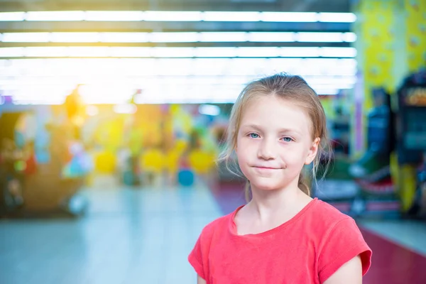 Une Fille Aux Cheveux Blonds Regarde Caméra Portrait Arrière Plan — Photo