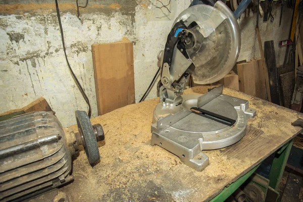 Elektrikli Ağaç kesme ahşap için atölye yakın çekim gördüm