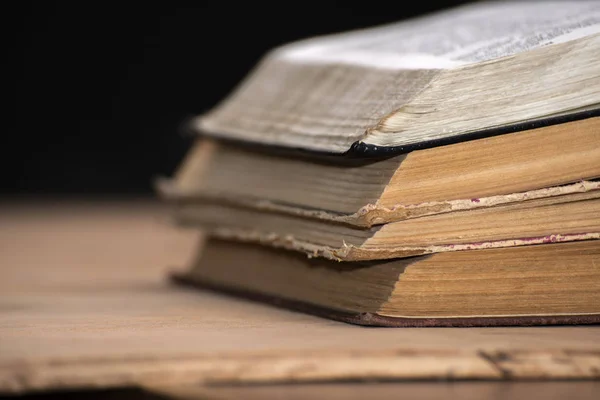 Livros Abertos Estão Cima Uns Dos Outros Mesa Biblioteca Educação — Fotografia de Stock