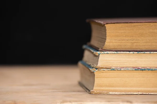 Uma Pilha Livros Velhos Jazem Cima Uns Dos Outros Mesa — Fotografia de Stock