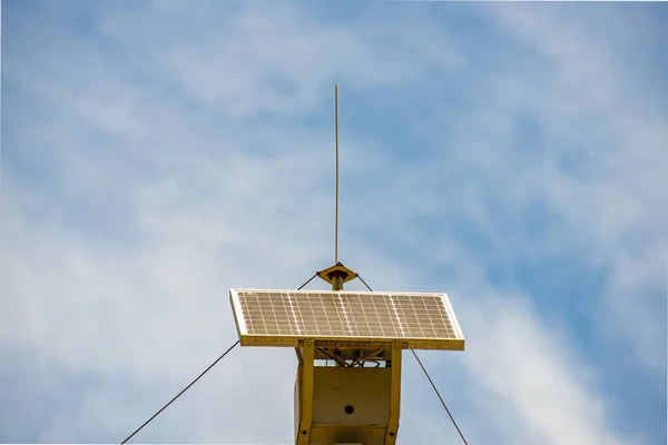 Солнечные Панели Генерируют Энергию Света Автономного Питания Радиопередатчика Отдельном Месте — стоковое фото