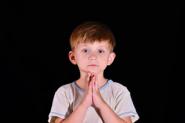 Mały Chłopiec Modli Się Boga Jego Rąk Schowany Otwórz Oczy — Zdjęcie stockowe