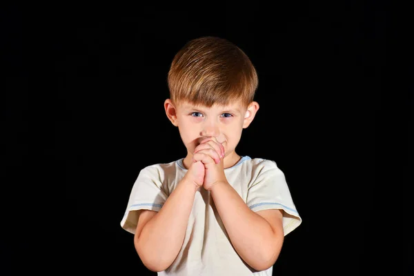 Betet Der Kleine Junge Mit Gebeugten Händen Gott — Stockfoto