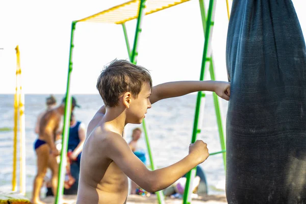 Chłopiec Jest Zaangażowanych Boksie Plaży Plaży Bije Gruszka Pięścią — Zdjęcie stockowe