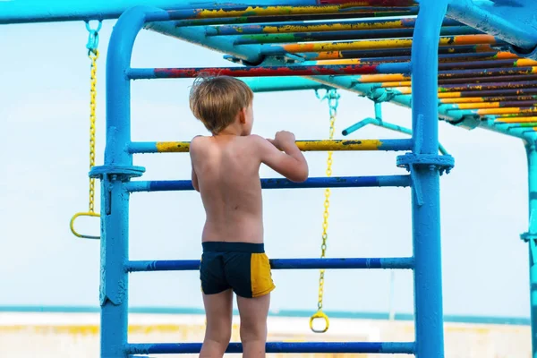 Chłopiec Jest Zaangażowanych Boksie Plaży Plaży Bije Gruszka Pięścią — Zdjęcie stockowe