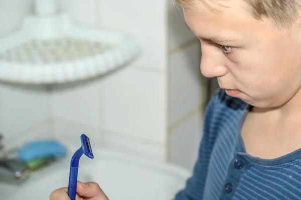 Little Boy Tries Shave Does Know How — Stock Photo, Image