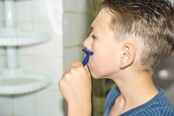 Little Boy Tries Shave Does Know How — Stock Photo, Image