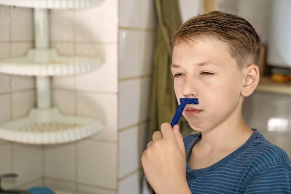 Маленький Мальчик Пытается Побриться Знает — стоковое фото