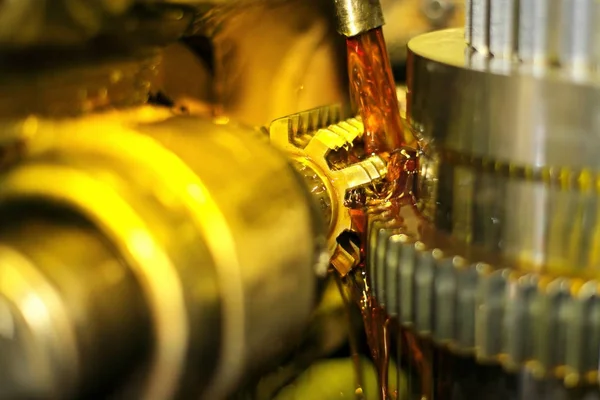 metal işleme endüstrisi: Metal kesme, dişli kesme imalat parçaları ve gears ile petrol üretiminde soğutma tarafından işleme sanayi.