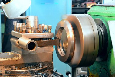 Torna tezgahında makine, bir araçla bir bölümün iç sıkıcı.