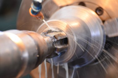 Dokunarak, makinede soğutma suyu ile iş parçacığı. Modern üretim süreci.