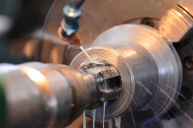 Dokunarak, makinede soğutma suyu ile iş parçacığı. Modern üretim süreci.