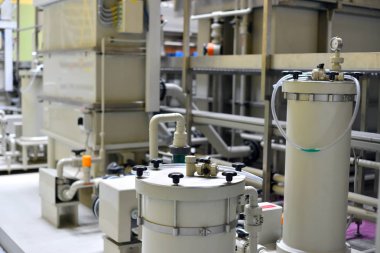 Üretim ve işleme petrol istasyonunda baskı altında plastik borular hidrolik ekipman alışverişi.