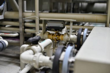 Üretim ve işleme petrol istasyonunda baskı altında plastik borular hidrolik ekipman alışverişi.