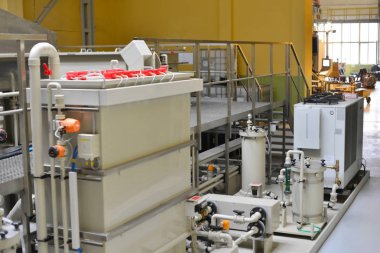 Üretim ve işleme petrol istasyonunda baskı altında plastik borular hidrolik ekipman alışverişi.