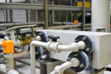 Üretim ve işleme petrol istasyonunda baskı altında plastik borular hidrolik ekipman alışverişi.