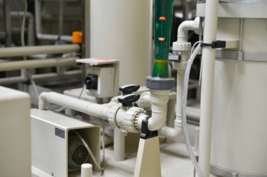 Üretim ve işleme petrol istasyonunda baskı altında plastik borular hidrolik ekipman alışverişi.