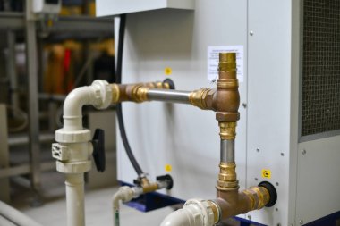 Pirinç, metal ve plastik boru ek yerleri baskı altında istasyonda.