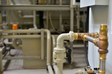 Pirinç, metal ve plastik boru ek yerleri baskı altında istasyonda.