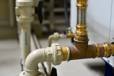 Pirinç, metal ve plastik boru ek yerleri baskı altında istasyonda.