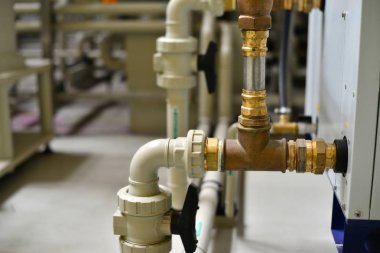 Pirinç, metal ve plastik boru ek yerleri baskı altında istasyonda.