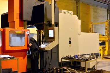 Cnc operatörü kesici alet değiştirilmesi gerçekleştirir