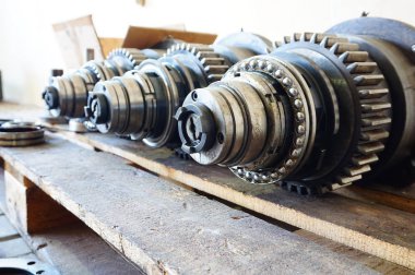 Metal işleme makine ile açık bir barınak bakım için hazırdır