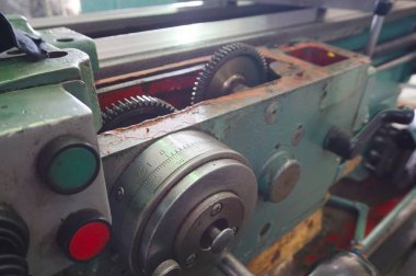 Metal işleme makine ile açık bir barınak bakım için hazırdır