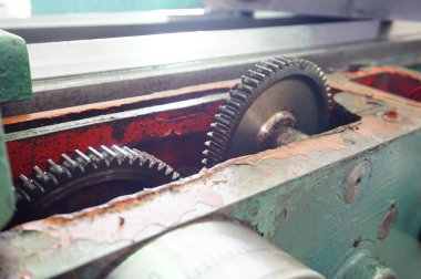 Metal işleme makine ile açık bir barınak bakım için hazırdır