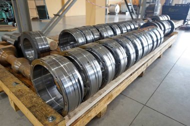 rafta işlemlerden sonra silindirik metal parçalar