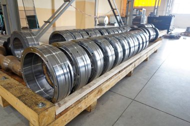 rafta işlemlerden sonra silindirik metal parçalar