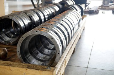 rafta işlemlerden sonra silindirik metal parçalar