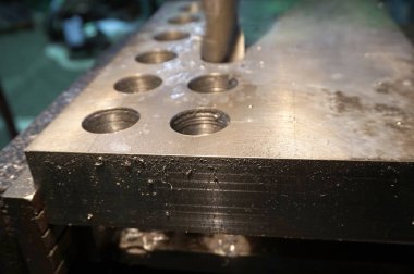 soğutma suyu ile bir makine üzerinde metal delme