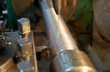 makine, mekanik bir kesici üzerinde mil iş parçacığı oluşturma