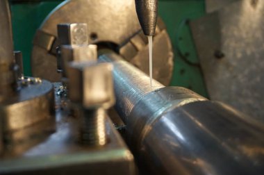 makine, mekanik bir kesici üzerinde mil iş parçacığı oluşturma