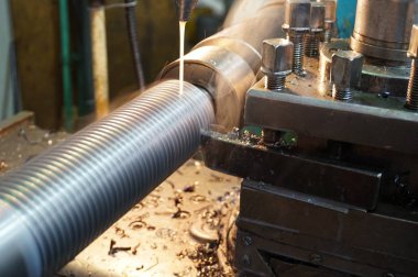 makine, mekanik bir kesici üzerinde mil iş parçacığı oluşturma