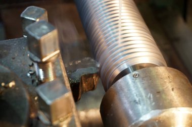 makine, mekanik bir kesici üzerinde mil iş parçacığı oluşturma