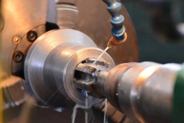 スレッドのマシン冷却水でたたく 近代的な製造プロセス — ストック写真