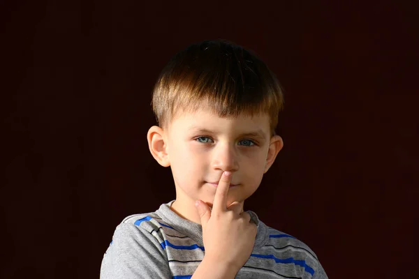 Pojken Håller Ett Finger Munnen Porträtt Pojke Mörk Bakgrund Studion — Stockfoto