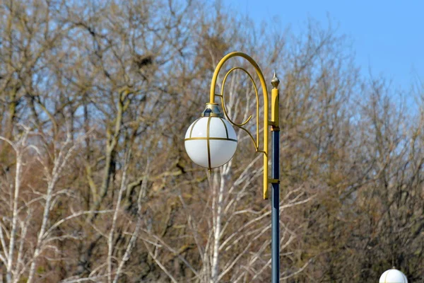 Kerek Lámpa Egy Rúdra Parkban Nap Folyamán — Stock Fotó