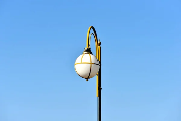 Kolo Lampa Tyči Parku Během Dne — Stock fotografie