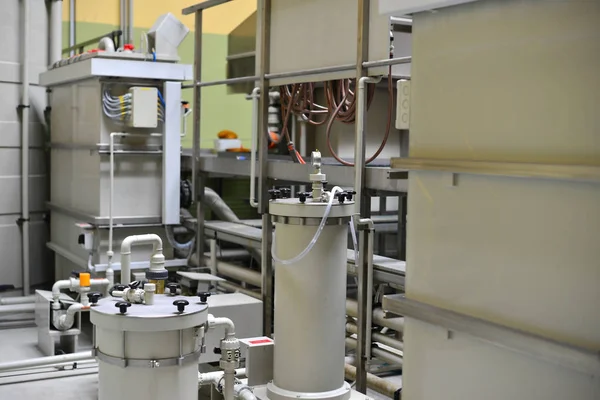 油站压力塑料管液压设备的生产加工车间 — 图库照片