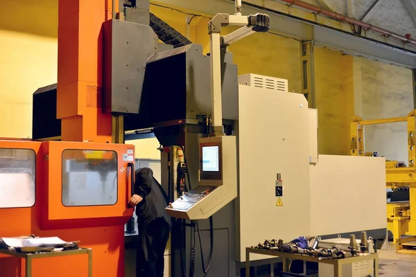 Cnc operatörü kesici alet değiştirilmesi gerçekleştirir