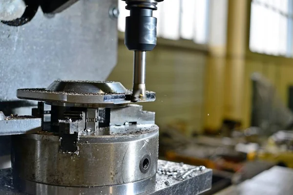 在数控机器上的金属铣削 金属加工通过切割 — 图库照片