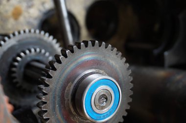 Redüktör, vida, rulmanlar, solucan mili ile sökülüp makine.