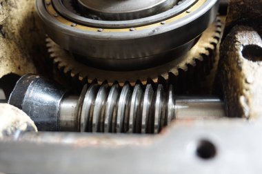 Redüktör, vida, rulmanlar, solucan mili ile sökülüp makine.