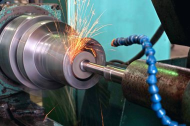 Metal işleme endüstrisi. Dahili bir deliğin bir kıvılcım ile yabancı kurumsal soğutma yoluyla taşlama.